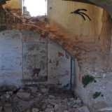 Proseguendo ci troviamo nell�ingresso, una vasta sala con una scala sulla destra che porta al primo piano. Le frecce sui muri, varie scritte e disegni spesso volgari, dimostrano che quelle stanze sono ancora occasionalmente visitate da giovani ospiti in cerca di un posto dove trascorrere del tempo lontano da occhi adulti